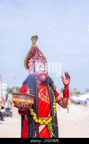 Kulasai Dasara, Porträt eines indischen hinduistischen Anhängers mit gemaltem Gesicht und als Göttin kali gekleidet, um die Rituale des Kulasai Dasara Kultfestivals durchzuführen. Stockfoto