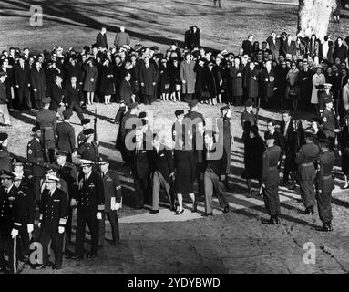 Kennedy Familienmitglieder: US-Staatsanwalt Robert F. Kennedy, Jacqueline Kennedy, US-Senator Edward M. Kennedy, Rose Fitzgerald Kennedy, Steven Smith, Peter Lawford, Jean Kennedy Smith, Eunice Kennedy Shriver, Patricia Kennedy Lawford, gehen Sie zu Fuß zum Grabmal des US-Präsidenten John F. Kennedy für Grabbeigaben bei der Beerdigung von Präsident Kennedy, Arlington National Cemetery, Arlington, Virginia, USA, Abbie Rowe, Fotos Des Weißen Hauses, 25. November 1963 Stockfoto