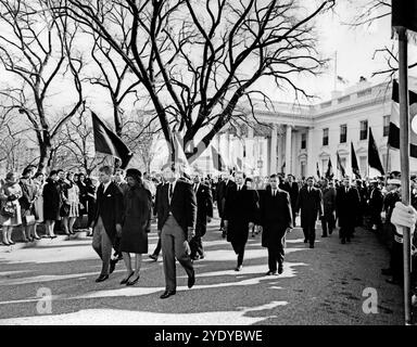 US-Generalstaatsanwalt Robert F. Kennedy, Jacqueline Kennedy, US-Senator Edward M. Kennedy, Leiter der Trauerprozession (mit US-Präsident Lyndon Johnson und US-First Lady Claudia 'Lady Bird' Johnson), von US-Präsident John F. Kennedy, der das Weiße Haus verließ, um die Kathedrale von St. Matthew the Apostel, Washington, D.C., USA, Abbie Rowe, Fotos Des Weißen Hauses, 25. November 1963 Stockfoto