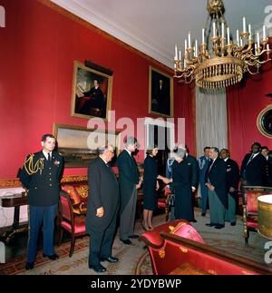 Jacqueline Kennedy, neben dem US-Senator Edward Kennedy, schüttelte bei einem Empfang im Weißen Haus nach der Beerdigung des US-Präsidenten John F. Kennedy, Washington, D.C., USA, Cecil Stoughton, Fotos Des Weißen Hauses, 25. November 1963 Stockfoto