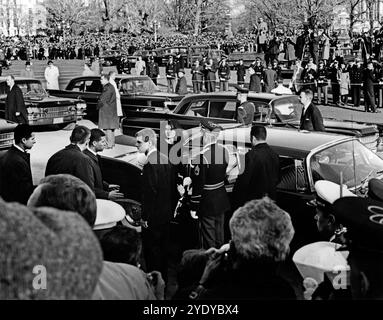 Jacqueline Kennedy und der US-Staatsanwalt Robert F. Kennedy bereiten sich darauf vor, das Kapitol zu verlassen, in dem der verstorbene US-Präsident John F. Kennedy im Bundesstaat Washington, D.C., USA, Abbie Rowe, Fotos Des Weißen Hauses, 24. November 1963 Stockfoto