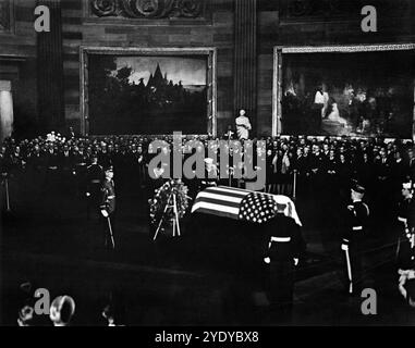 US-Präsident Lyndon Johnson steht mit geneigtem Kopf vor dem Sarg von US-Präsident John F. Kennedy im Zentrum von Rotunda, U.S. Capitol Building, Washington, D.C., USA. Abbie Rowe, Fotos Des Weißen Hauses, 24. November 1963 Stockfoto