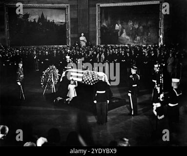 Jacqueline Kennedy und Tochter Caroline Kennedy knien und küssen US-Präsident John F. Kennedys Fahnenschatulle im Zentrum von Rotunda, U.S. Capitol Building, Washington, D.C., USA, Abbie Rowe, Fotos Des Weißen Hauses, 24. November 1963 Stockfoto