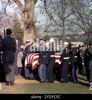 Ehrensaltträger mit Fahnenschatullen des US-Präsidenten John F. Kennedy auf dem Friedhof Arlington, Virginia, USA, Cecil Stoughton, Fotos Des Weißen Hauses, 25. November 1963 Stockfoto