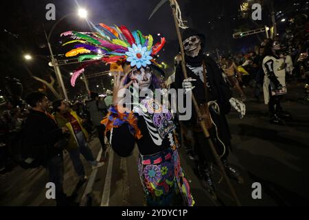 Nicht exklusiv: Eine Person, die mit einem prähispanischen Kleid gekleidet ist und sein Gesicht wie ein Schädel aussieht, nimmt an der Mega-Parade von Catrinas 2024 Teil Stockfoto