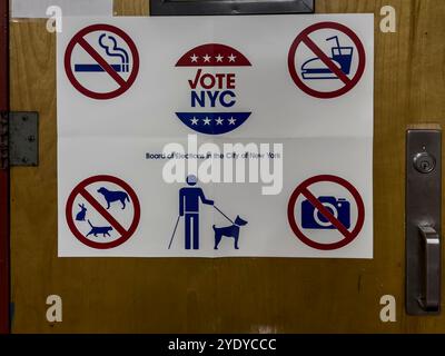 Schild an der Wahlstelle für die Präsidentschaftswahlen 2024 mit Piktogrammen, die Rauchen, Essen, Fotografieren und Haustiere verbieten, außer Diensthunden Stockfoto