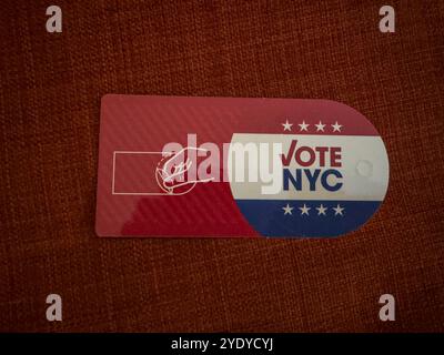 Vote NYC Aufkleber für die US-Präsidentschaftswahl 2024 in New York City, NY, USA Stockfoto