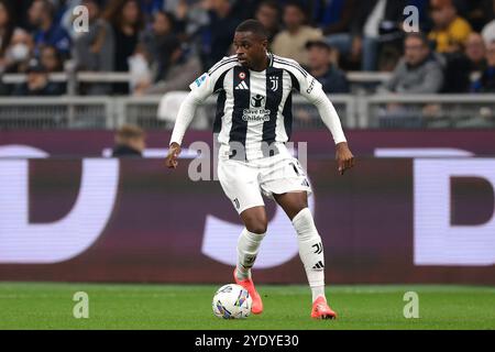 Mailand, Italien. Oktober 2024. Pierre Kalulu von Juventus während des Spiels der Serie A in Giuseppe Meazza, Mailand. Der Bildnachweis sollte lauten: Jonathan Moscrop/Sportimage Credit: Sportimage Ltd/Alamy Live News Stockfoto