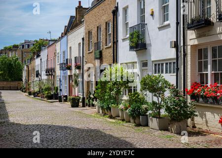 London - 06 16 2022: Blick auf Ennismore Mews Stockfoto