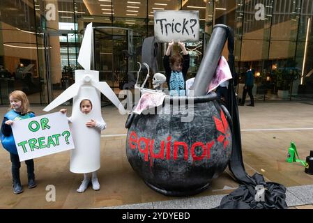 London, Großbritannien. 28. Oktober 2024. Eltern und Kinder der Klimaaktivistin Mütter erheben sich auf der Bühne zu einem Halloween-Protest in den Büros des norwegischen staatlichen Ölunternehmens Equinor, das plant, das Ölfeld Rosebank vor der schottischen Küste zu nutzen. Die größten unerschlossenen Ölreserven Großbritanniens können nicht abgebaut werden, so die Gruppe, wie Wissenschaftler es nachvollziehen, wenn die Ziele zur CO2-Emissionsreduzierung erreicht werden sollen, und fordern, dass Equinor ihre "bösen Tricks aufgibt und unsere Kinder stattdessen einem sicheren Klima zuführt". Quelle: Ron Fassbender/Alamy Live News Stockfoto