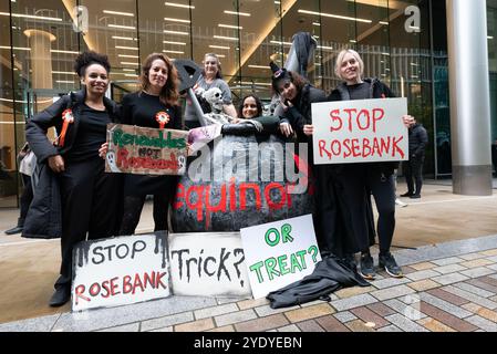 London, Großbritannien. 28. Oktober 2024. Eltern und Kinder der Klimaaktivistin Mütter erheben sich auf der Bühne zu einem Halloween-Protest in den Büros des norwegischen staatlichen Ölunternehmens Equinor, das plant, das Ölfeld Rosebank vor der schottischen Küste zu nutzen. Die größten unerschlossenen Ölreserven Großbritanniens können nicht abgebaut werden, so die Gruppe, wie Wissenschaftler es nachvollziehen, wenn die Ziele zur CO2-Emissionsreduzierung erreicht werden sollen, und fordern, dass Equinor ihre "bösen Tricks aufgibt und unsere Kinder stattdessen einem sicheren Klima zuführt". Quelle: Ron Fassbender/Alamy Live News Stockfoto