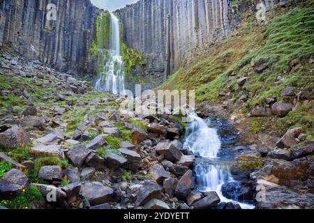 Stuðlafoss Wasserfall umgeben von Basaltfelssäulen, Island Stockfoto