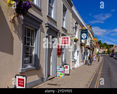 Geschäfte im Stadtzentrum von Glastonbury, einer Stadt in Somerset im Südwesten Englands, Großbritannien. Stockfoto