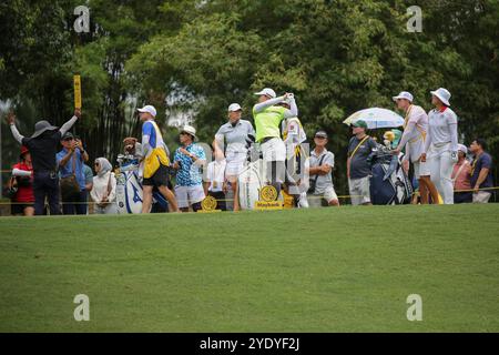 Kuala Lumpur, Malaysia. Oktober 2024. Mao Saigo aus Japan spielt ihren Schuss aus dem 16. Abschlag während der letzten Runde der Maybank Championship 2024 auf dem Kuala Lumpur Golf & Country Club Golfplatz in Kuala Lumpur. Die Finalrunde der Maybank Championship 2024. (Foto: Faris Hadziq/SOPA Images/SIPA USA) Credit: SIPA USA/Alamy Live News Stockfoto