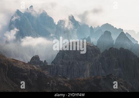 Ein dramatischer, nebelbedeckter Blick auf die zerklüfteten Gipfel von Cadini di Misurina in den italienischen Dolomiten. Stockfoto