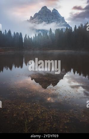 Nebeliger Herbstmorgen am Lago d'Antorno mit ruhigen Reflexen der drei Zimen-Dolomiten in ruhigen Gewässern, die die stimmungsvolle Essenz des italienischen Do einfangen Stockfoto