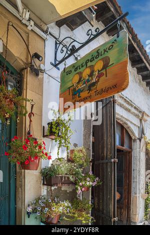 Lustige Dekorationen im To Sieradiko, einem Restaurant in der Pavlou Valsamaki Straße, Larnaca, Zypern Stockfoto