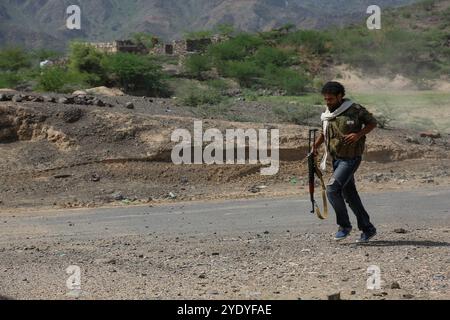 Regierungsnahe Truppen haben drei wichtige Dörfer auf einer strategischen Route erobert, die die Stadt Taiz mit der Westküste des Jemen verbindet. Regierungsnahe Kräfte haben sich in den letzten zwei Jahren in der Stadt Taiz gegen die Huthi-Truppen und gegen diejenigen, die dem ehemaligen Präsidenten Ali Abdullah Salih loyal sind, eingesetzt Stockfoto