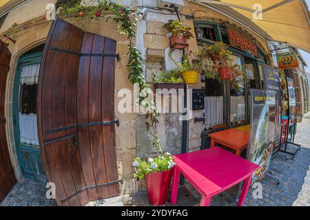 Lustige Dekorationen im To Sieradiko, einem Restaurant in der Pavlou Valsamaki Straße, Larnaca, Zypern Stockfoto