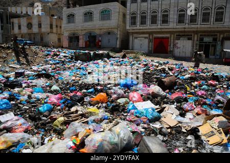 Infolge des anhaltenden Konflikts bedroht eine Umweltkatastrophe Millionen von Einwohnern im Jemen. Da die Stadtverwaltung geschlossen wurde und die Abfallsammelanlage in Taiz eingestellt wurde, sind die nicht gesammelten Abfälle durch sintflutartigen Regen in die Abwasseranlage gelangt. In jüngster Zeit wurden in den Krankenhäusern in Taiz zahlreiche Fälle von Cholera und Dengue-Fieber infolge der Verschlechterung der humanitären Lage in der Stadt verzeichnet. Manchmal haben Menschen in Taiz Planierraupen benutzt, um den Müll selbst zu entsorgen Stockfoto