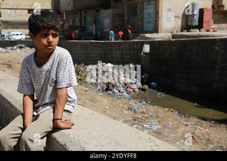 Infolge des anhaltenden Konflikts bedroht eine Umweltkatastrophe Millionen von Einwohnern im Jemen. Da die Stadtverwaltung geschlossen wurde und die Abfallsammelanlage in Taiz eingestellt wurde, sind die nicht gesammelten Abfälle durch sintflutartigen Regen in die Abwasseranlage gelangt. In jüngster Zeit wurden in den Krankenhäusern in Taiz zahlreiche Fälle von Cholera und Dengue-Fieber infolge der Verschlechterung der humanitären Lage in der Stadt verzeichnet. Manchmal haben Menschen in Taiz Planierraupen benutzt, um den Müll selbst zu entsorgen Stockfoto