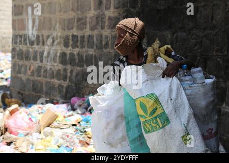 Infolge des anhaltenden Konflikts bedroht eine Umweltkatastrophe Millionen von Einwohnern im Jemen. Da die Stadtverwaltung geschlossen wurde und die Abfallsammelanlage in Taiz eingestellt wurde, sind die nicht gesammelten Abfälle durch sintflutartigen Regen in die Abwasseranlage gelangt. In jüngster Zeit wurden in den Krankenhäusern in Taiz zahlreiche Fälle von Cholera und Dengue-Fieber infolge der Verschlechterung der humanitären Lage in der Stadt verzeichnet. Manchmal haben Menschen in Taiz Planierraupen benutzt, um den Müll selbst zu entsorgen Stockfoto