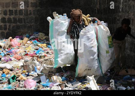 Infolge des anhaltenden Konflikts bedroht eine Umweltkatastrophe Millionen von Einwohnern im Jemen. Da die Stadtverwaltung geschlossen wurde und die Abfallsammelanlage in Taiz eingestellt wurde, sind die nicht gesammelten Abfälle durch sintflutartigen Regen in die Abwasseranlage gelangt. In jüngster Zeit wurden in den Krankenhäusern in Taiz zahlreiche Fälle von Cholera und Dengue-Fieber infolge der Verschlechterung der humanitären Lage in der Stadt verzeichnet. Manchmal haben Menschen in Taiz Planierraupen benutzt, um den Müll selbst zu entsorgen Stockfoto