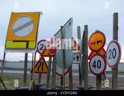 Viele vorübergehende Straßenschilder an einem Ort Stockfoto