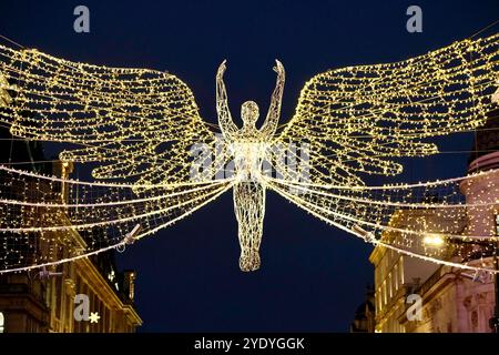 Weihnachtslichter hängen über der Regent Street Saint James's im West End von London. Stockfoto