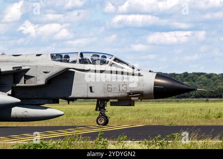 Die italienische Luftwaffe Panavia Tornado Bomberflugzeug von 6 Stormo (Ghedi) fährt nach der Landung auf der Jagel Air Base. Deutschland – 13. Juni 2019 Stockfoto