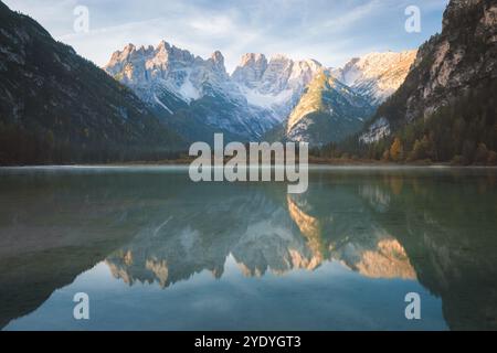 Ruhige, ruhige Seeblicke der Dolomiten im Landro Dürrensee, die die ruhige Schönheit Südtirols, Italien, zeigen. Stockfoto