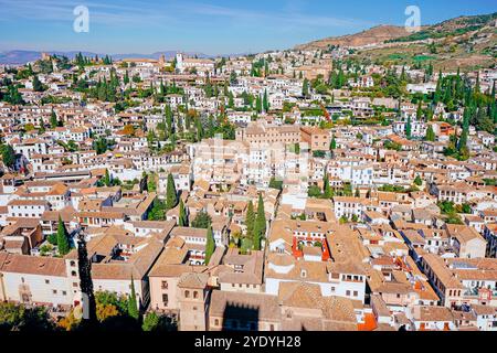 Granada, Spanien. Bezaubernde urbane Landschaft mit klassischen weißen Häusern und gekachelten Dächern, die granadas Erbe vom Panoramablick auf die Alhambr aus veranschaulichen Stockfoto