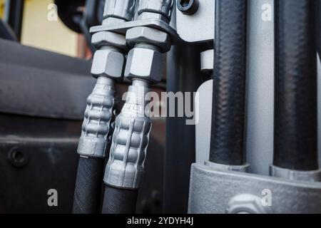 Gabelstapler, Nahaufnahme von Industriehydraulikschläuchen und Metallbeschlägen. Stockfoto