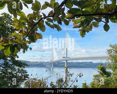 Blick auf die Queensferry Crossing von Fife mit Blick nach Süden über den Fluss Forth, Schottland Stockfoto