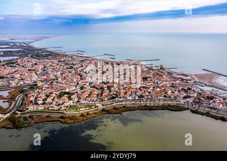 Luftaufnahme der Stadt Saintes Maries de la Mer, in den Bouches du Rhône, in der Provence, Frankreich Stockfoto