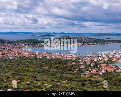 Dieses Foto der Drohne zeigt die Küstenstadt Murter auf der Insel Murter-Kornati in Kroatien. Es hat einen sehr großen Yachthafen mit vielen Booten. Stockfoto