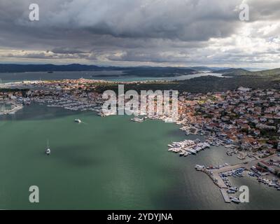 Dieses Foto der Drohne zeigt die Küstenstadt Murter auf der Insel Murter-Kornati in Kroatien. Es hat einen sehr großen Yachthafen mit vielen Booten. Stockfoto