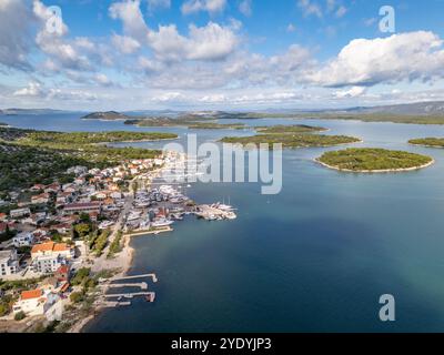 Dieses Foto der Drohne zeigt die Küstenstadt Murter auf der Insel Murter-Kornati in Kroatien. Es hat einen sehr großen Yachthafen mit vielen Booten. Stockfoto