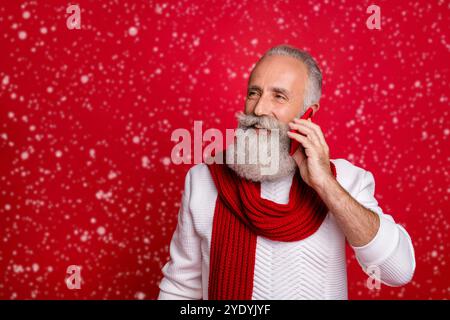 Close-up Portrait seiner er schöne attraktive Heiter Heiter zuversichtlich, grauhaariger Mann Holding in den Händen Zelle anschließen Freunde, die über helle isoliert Stockfoto