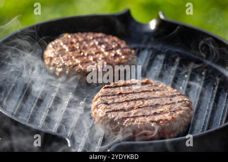 Frisches Burgerfleisch auf Grillpfanne Stockfoto