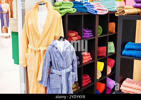 Frottee-Handtücher und Bademäntel im Geschäft Stockfoto