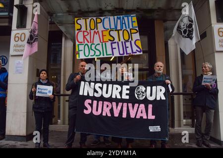 London, England, Großbritannien. Oktober 2024. Aktivisten der Extinction Rebellion versammeln sich vor den Büros der Allianz, um dreitägige Proteste zu starten, die Versicherungsgesellschaften auffordern, die Versicherung von Projekten mit fossilen Brennstoffen einzustellen. (Kreditbild: © Vuk Valcic/ZUMA Press Wire) NUR REDAKTIONELLE VERWENDUNG! Nicht für kommerzielle ZWECKE! Stockfoto