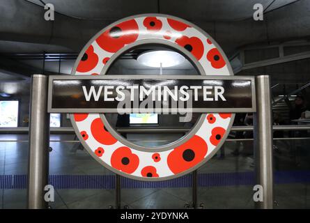 Die U-Bahnstation Westminster ist mit einem Mohnmohn-Thema für den jährlichen Poppy Appeal der Royal British Legion in London, Großbritannien Stockfoto