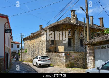 Eine Rückansicht des Skenduli-Hauses in Gjirokaster, Albanien, innerhalb der UNESCO-Weltkulturerbestätte. Stockfoto