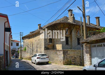 Gjirokaster, Albanien - 4. Juni 2024. Eine Rückansicht des Skenduli-Hauses in Gjirokaster, innerhalb der UNESCO-Weltkulturerbestätte. Stockfoto