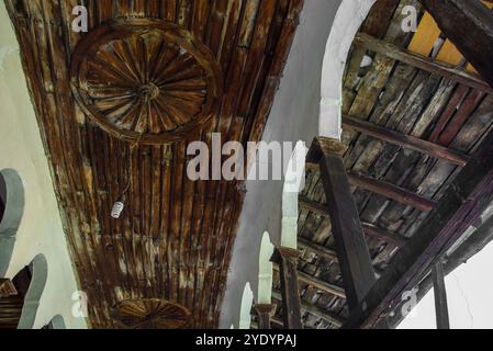 Eine dekorative Holzdecke über einer offenen Landung und Dachtraufe über einem Balkon im Skenduli-Haus in Gjirokaster, Albanien, das UNESCO-Weltkulturerbe ist Stockfoto