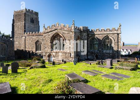 Das Äußere und der Kirchhof der St. Beuno's Church in Clynnog Fawr, Nordwales, strahlen die Sonne. Stockfoto