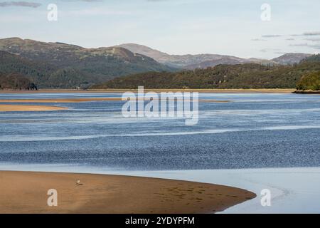 Die Berge von Snowdonia erheben sich hinter der Mündung des Afon Mawddach River bei Barmouth in Nordwales. Stockfoto