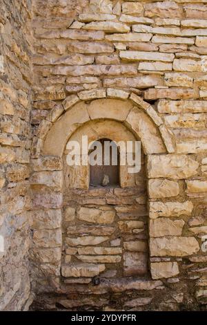 Eine blinde Bogentür in einer Wand des Skenduli-Hauses in Gjirokaster, Albanien, innerhalb der UNESCO-Weltkulturerbe-Zone. Ursprünglich in den 1700er Jahren gebaut Stockfoto