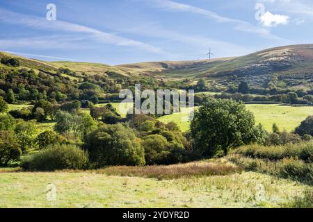 Windturbinen stehen auf einem Hügel oberhalb des oberen Wye Valley bei Llangurig in Mid Wales. Stockfoto